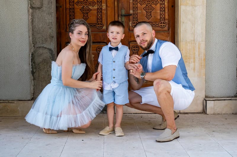 родители с дете след кръщене в Хасково